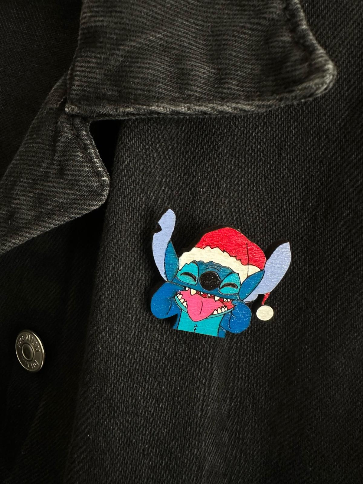 Noel Şapkalı Stitch Yılbaşı Temalı Ahşap El Boyaması Broş 